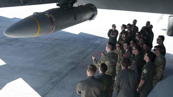 Formation sur l'arme hypersonique ARRW à Guam : Implications stratégiques