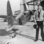Howard Hughes - tablit de nombreux records mondiaux de vitesse et dirige le développement de plusieurs avions