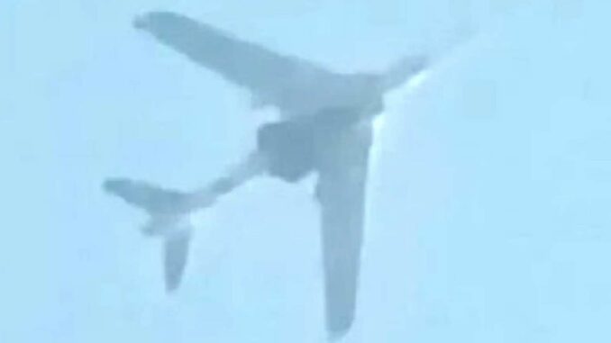 Un avion mystère sous un bombardier chinois