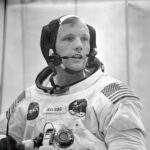 Neil Armstrong - Astronaute et première personne à marcher sur la lune, il a commencé comme pilote de l'aéronavale