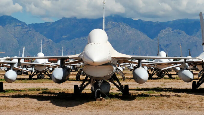 F-16-boneyard Des F-16 américains hors service livrés à l'Ukraine pour pièces