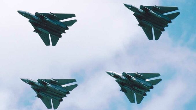 Les capacités du F-14 Tomcat en combat aérien rapproché et longue portée
