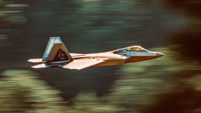 Un F-22A Raptor établit un record de tir longue portée