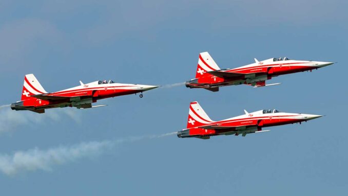 La Suisse prépare la fin des F-5 Tiger : quel avenir pour la Patrouille Suisse ?