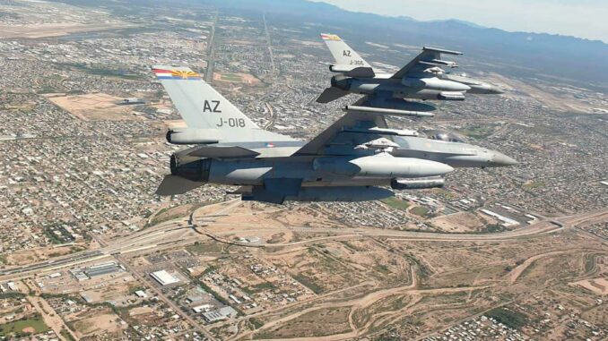 Pourquoi est-il plus difficile de piloter un avion de chasse lors d'un combat simulé par IA qu'en entraînement réel ?