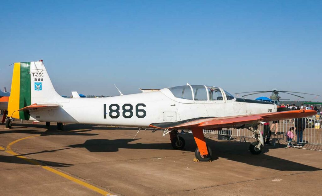 Neiva T-25