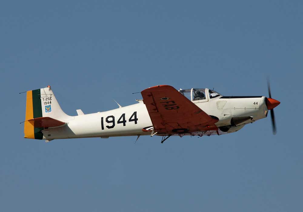 Neiva T-25