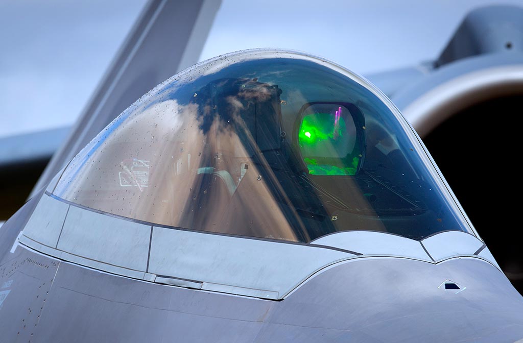 Des avions de chasse pilotés par une IA seraient déjà supérieurs aux  humains - Numerama