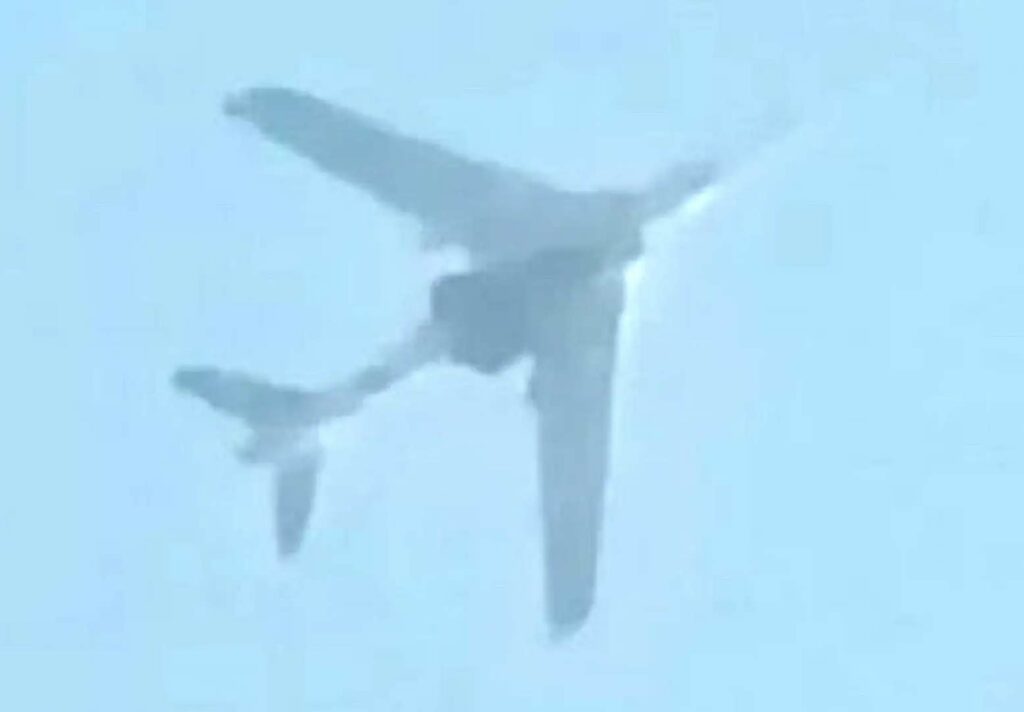 Un avion mystère sous un bombardier chinois