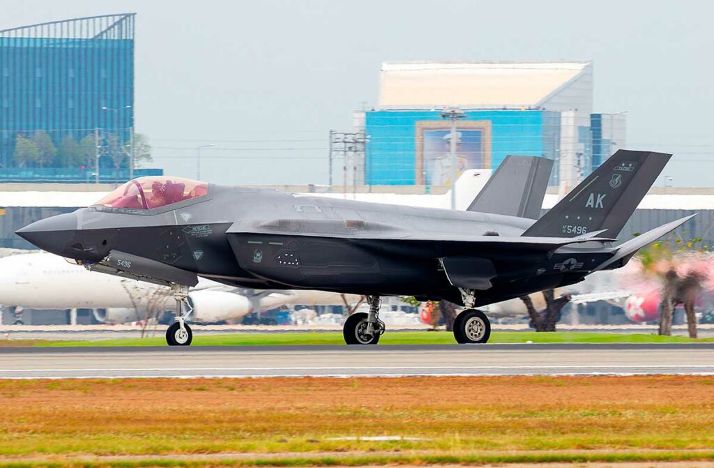 L'IA dans les armes des avions de chasse : enjeux légaux et éthiques