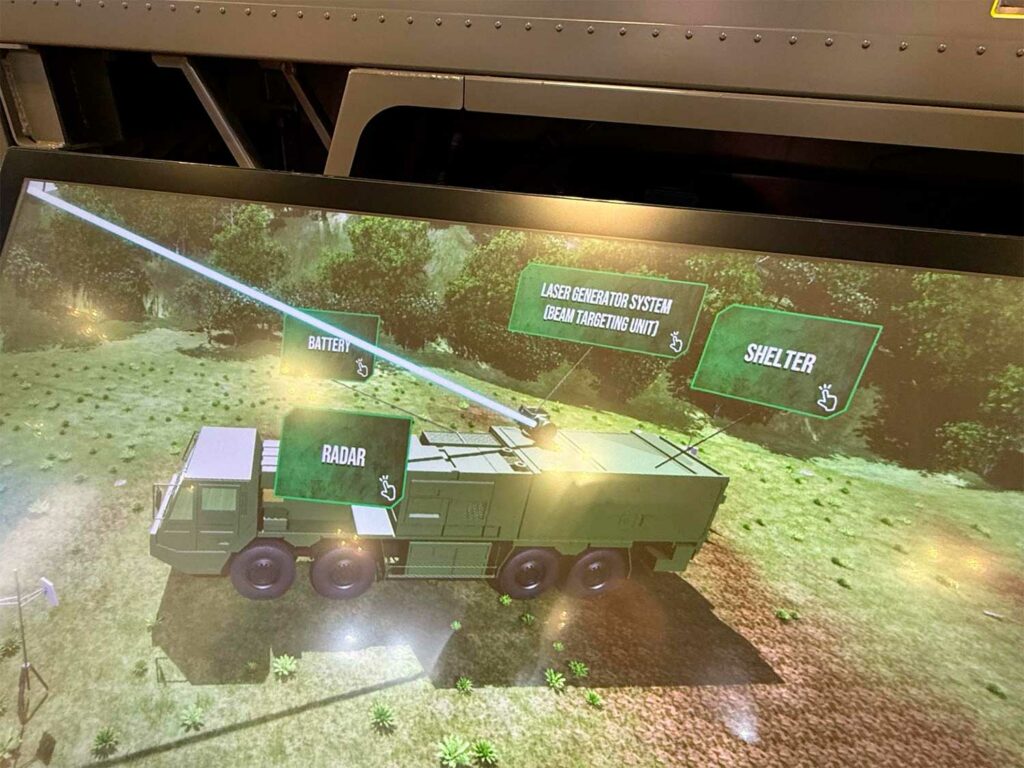 Le Japon présente un canon laser mobile pour la défense anti-drone