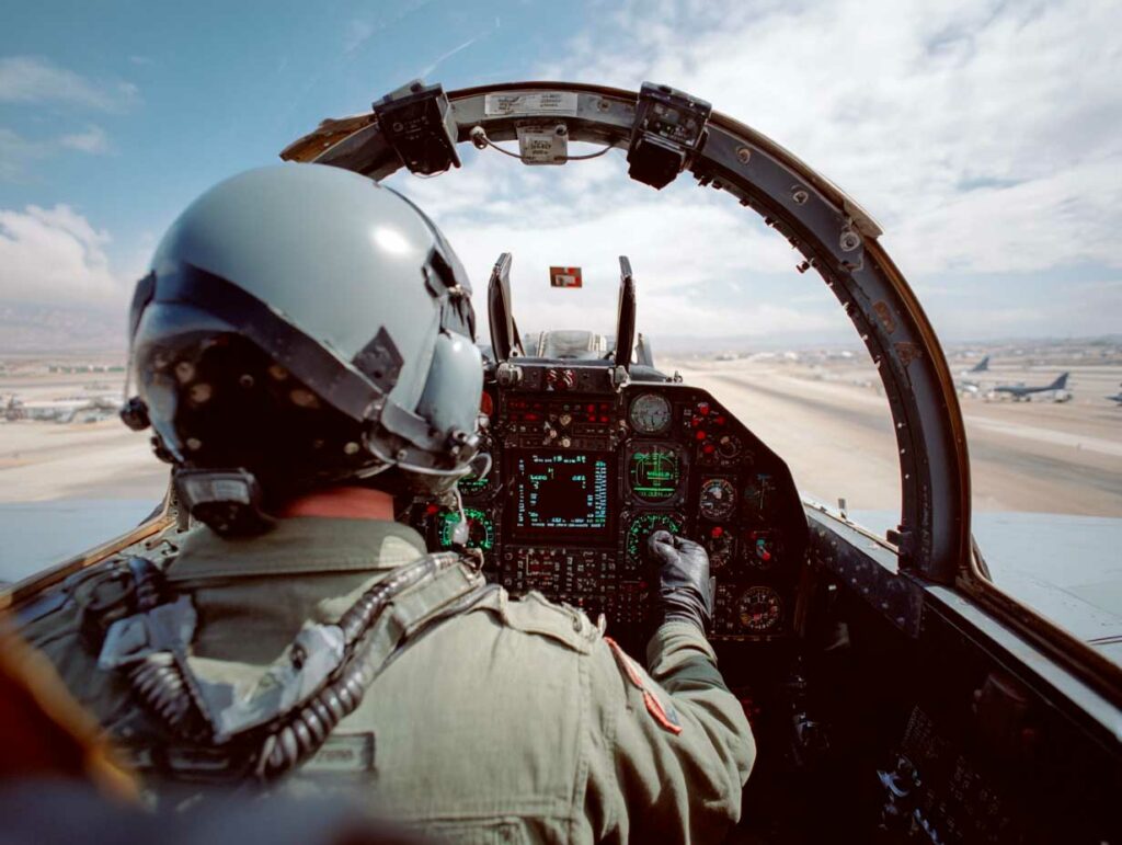 L’IFF face à la guerre électronique : le défi des avions de chasse
