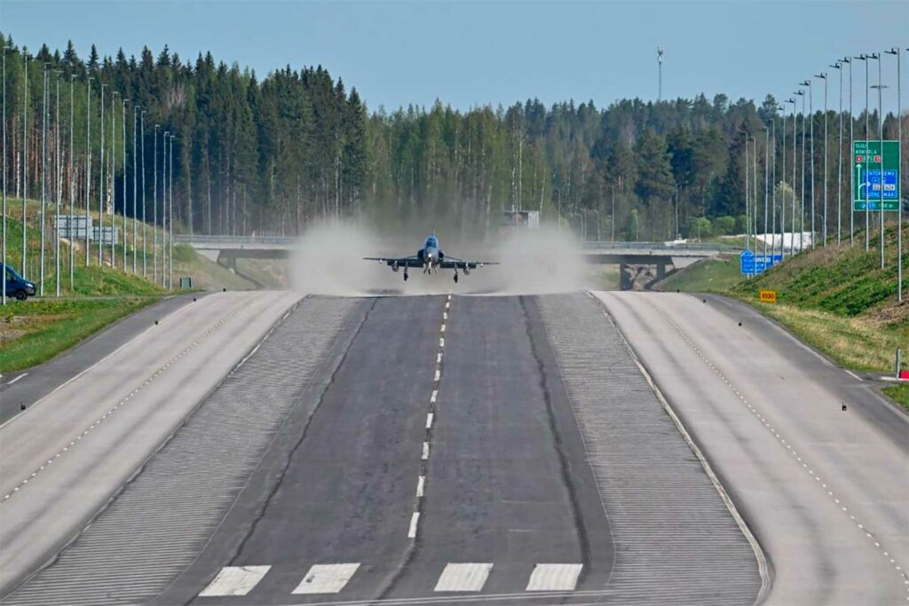 Manœuvres sur autoroute : l’OTAN teste la guerre aérienne dispersée en Scandinavie