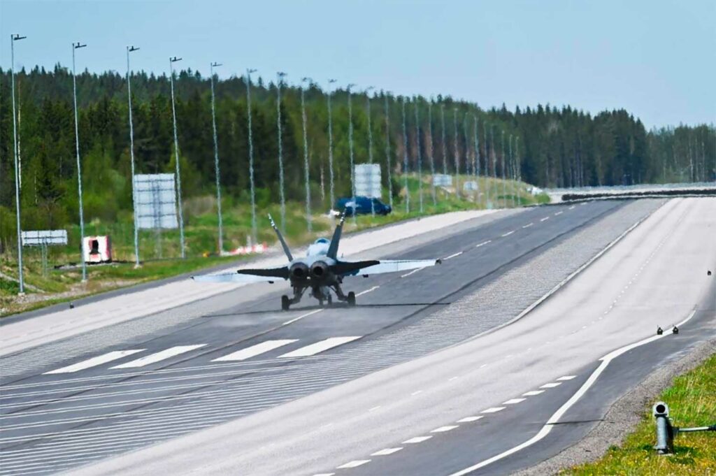 Manœuvres sur autoroute : l’OTAN teste la guerre aérienne dispersée en Scandinavie