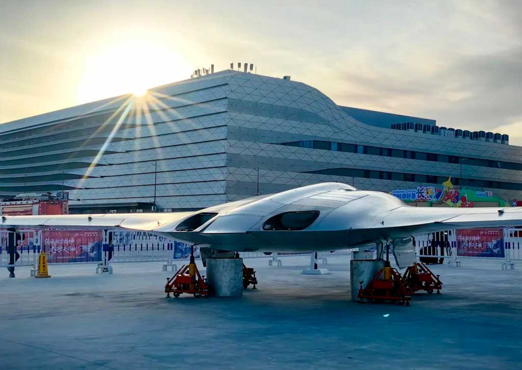 Un drone aile volante bi-réacteur chinois se montre à Changchun