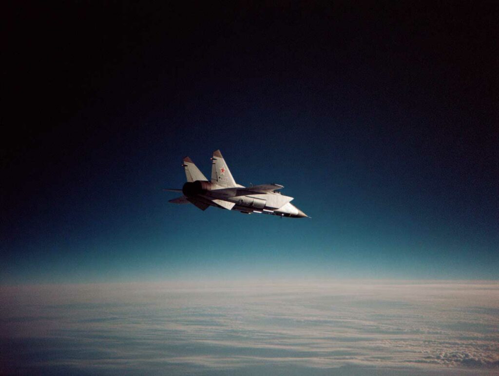 Les impacts des conditions météorologiques extrêmes sur les opérations des avions de chasse