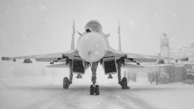Les impacts des conditions météorologiques extrêmes sur les opérations des avions de chasse