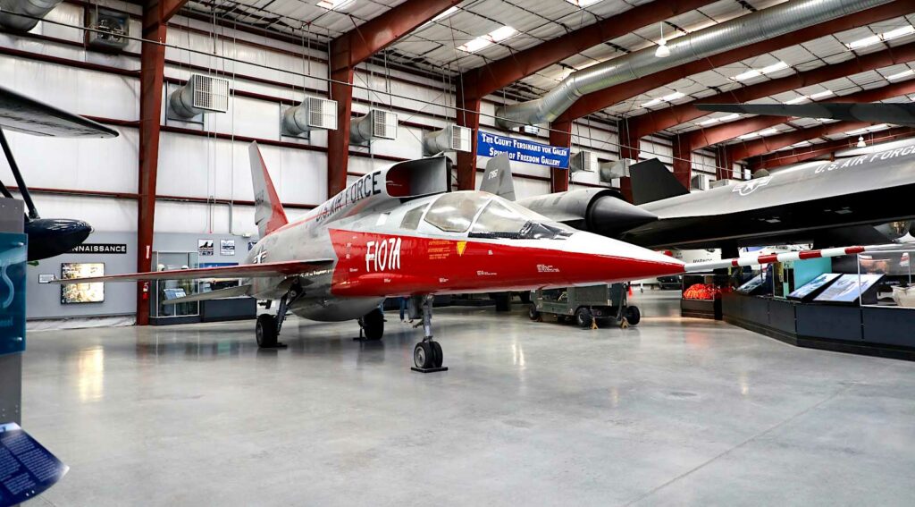 Le pari audacieux du YF-107 : la prise d’air dorsale VAID