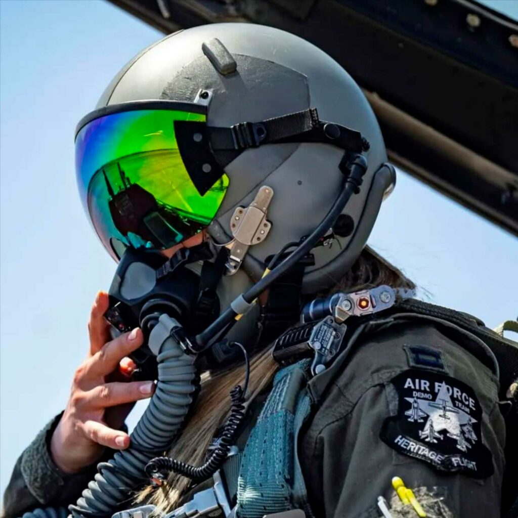 Pourquoi est-il plus difficile de piloter un avion de chasse lors d'un combat simulé par IA qu'en entraînement réel ?