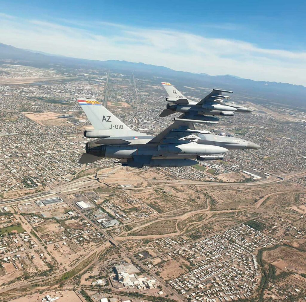 Pourquoi est-il plus difficile de piloter un avion de chasse lors d'un combat simulé par IA qu'en entraînement réel ?