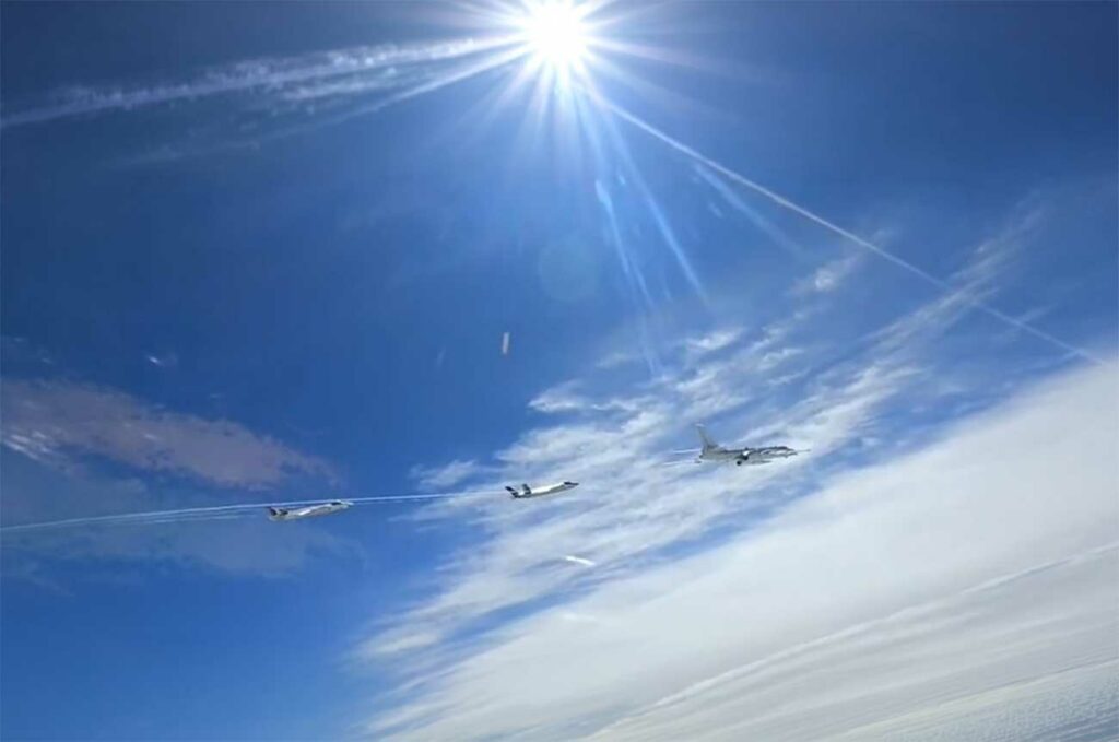 Le H-6N chinois apparaît avec le JL-1 sous escorte de J-20