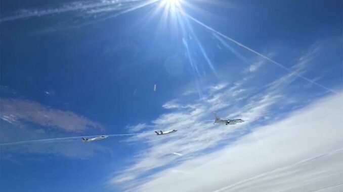 Le H-6N chinois apparaît avec le JL-1 sous escorte de J-20